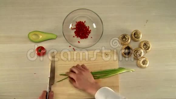 主厨精致切红铃椒的俯视图视频的预览图