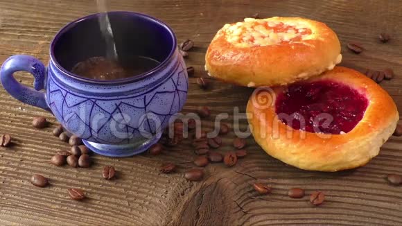 带果酱的甜糕点和热咖啡视频的预览图