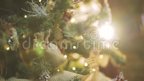 圣诞树上的灯光闪烁视频的预览图