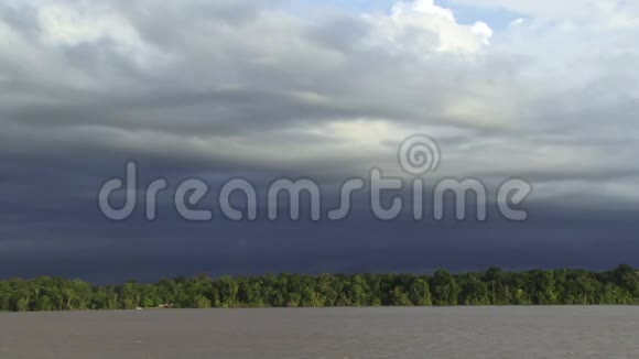 亚马逊雨林和游轮上的河流视频的预览图