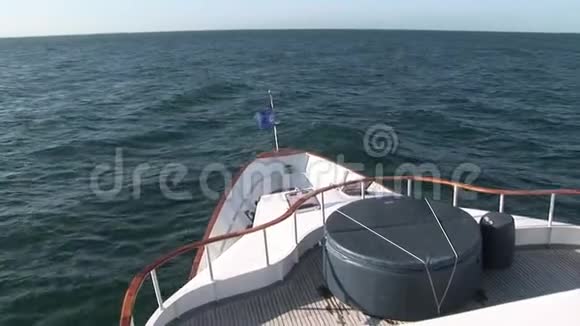 太平洋蓝色水面背景下白色游艇船头视频的预览图