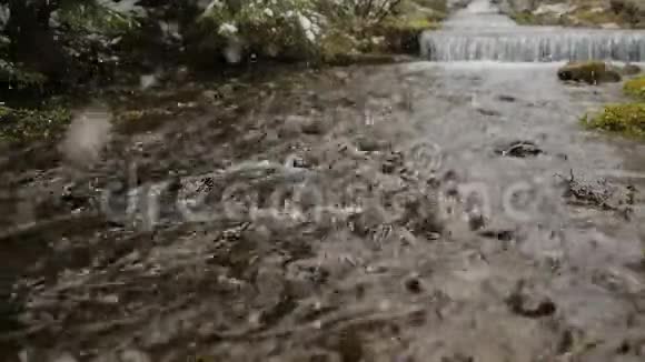 冬季瀑布雪季喀尔巴阡山脉视频的预览图