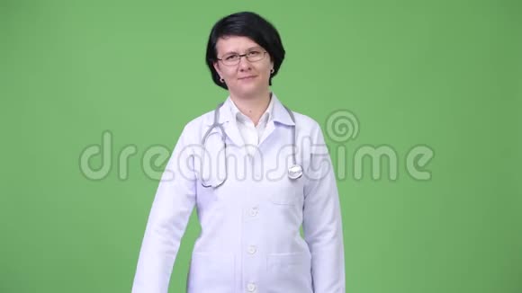 美丽的女医生短发竖起大拇指视频的预览图