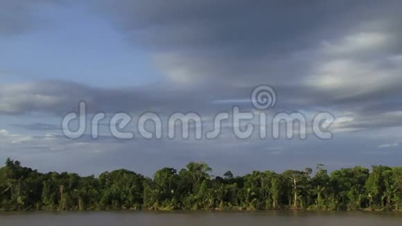 亚马逊雨林和游轮上的河流视频的预览图