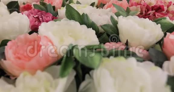许多玫瑰和牡丹站在盆桶里一大束玫瑰和牡丹美丽的花田黄色视频的预览图