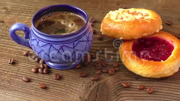 带果酱的甜糕点和热咖啡视频的预览图