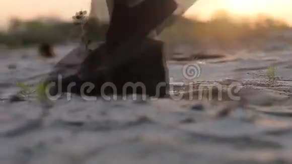女孩走在沙子和滚草上视频的预览图