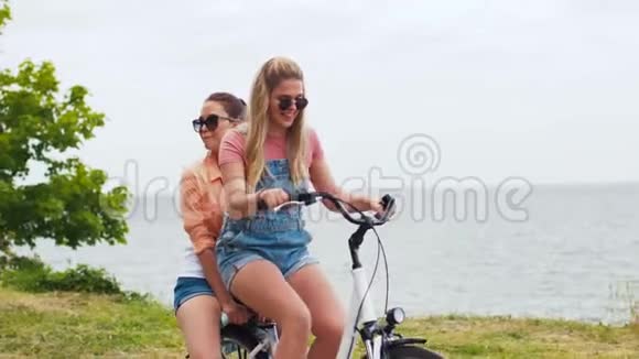 夏天骑自行车的少女或朋友视频的预览图
