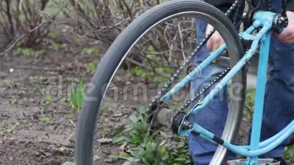 复古自行车的细节自行车陈旧生锈状况不佳视频的预览图