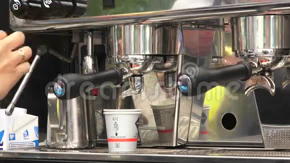 在咖啡机里煮咖啡4K视频的预览图