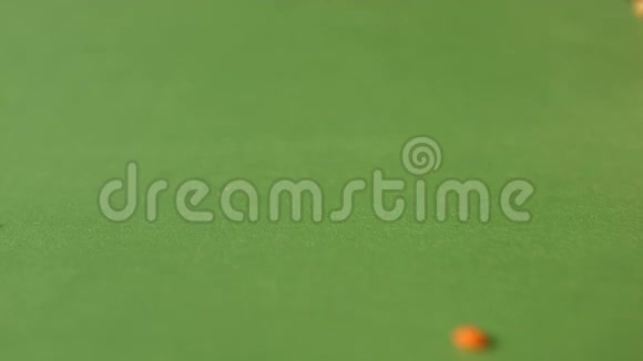 绿色背景上的扁豆慢动作特写镜头垂直平底锅2射击视频的预览图