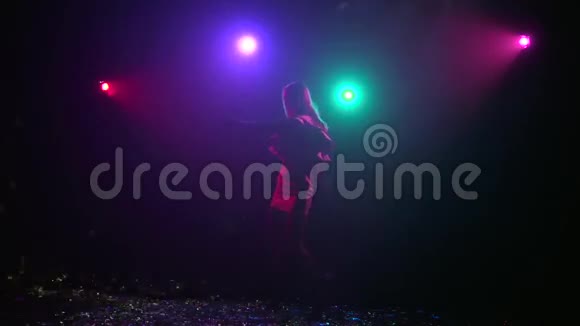 舞的剪影女孩与迪斯科风格的灯慢动作视频的预览图