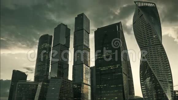 摩天大楼的商业区在风暴4K的时间流逝危机概念视频的预览图
