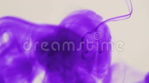 明亮的背景水中的紫色墨水慢动作视频的预览图