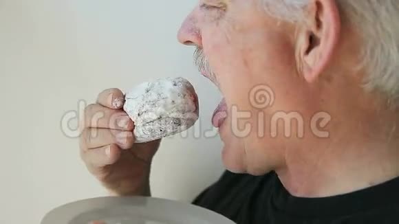 男人吃果冻甜甜圈视频的预览图