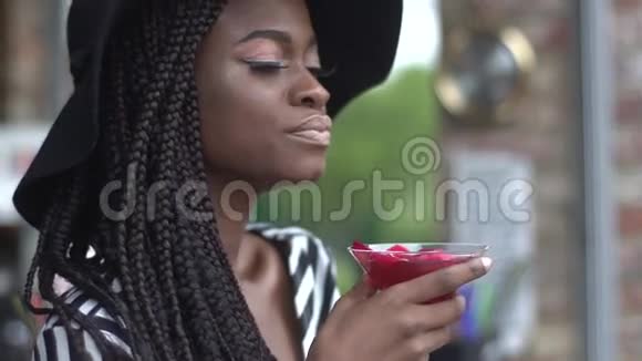 漂亮的非裔美国商务女士在酒吧喝鸡尾酒享受她的饮料视频的预览图
