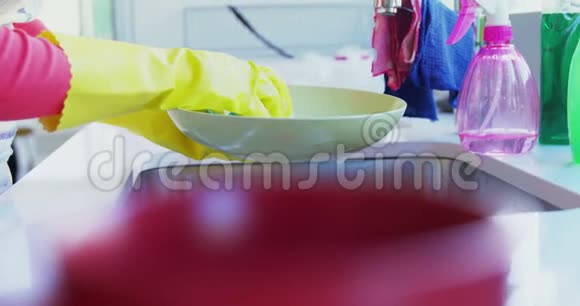 厨房水槽中的女性洗涤用具视频的预览图
