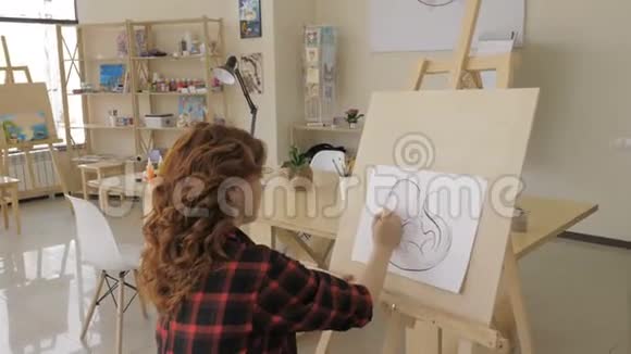 年轻孕妇在艺术工作室画画健康快乐的生活理念视频的预览图