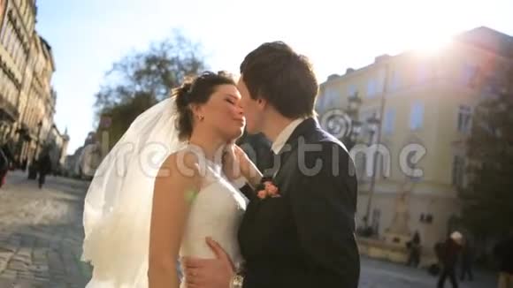 可爱的新婚夫妇在城里接吻视频的预览图