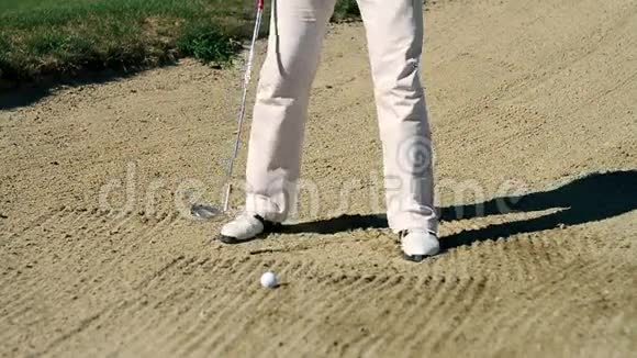 男子高尔夫球手在沙地高尔夫球场练习击球视频的预览图