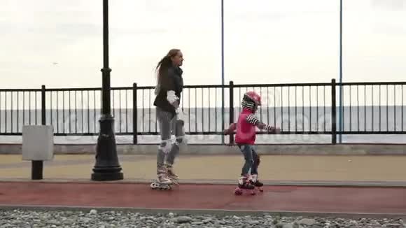 妈妈和女儿学习溜冰视频的预览图
