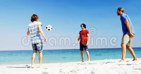 朋友们在海滩上踢足球视频的预览图