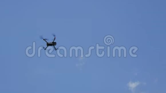 无人机在空中飞行视频的预览图