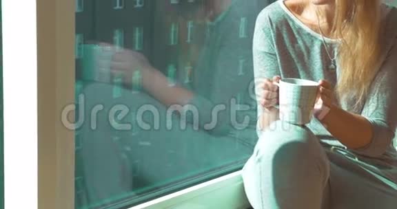 女人在窗边喝早茶视频的预览图