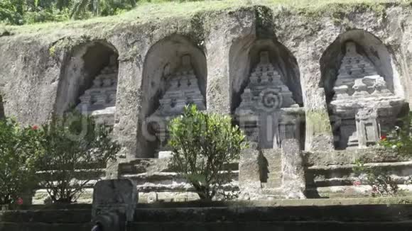 GunungKawi是印度尼西亚巴厘Ubud以北坦帕西林的一座11世纪的寺庙和葬礼建筑群视频的预览图