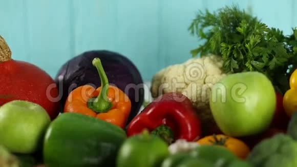 木质背景上的新鲜有机水果和蔬菜视频的预览图