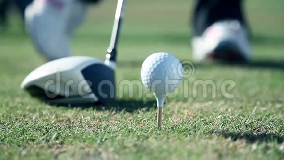 一个高尔夫球手近距离的朝一个点走在那里他打出一个白色的高尔夫球视频的预览图