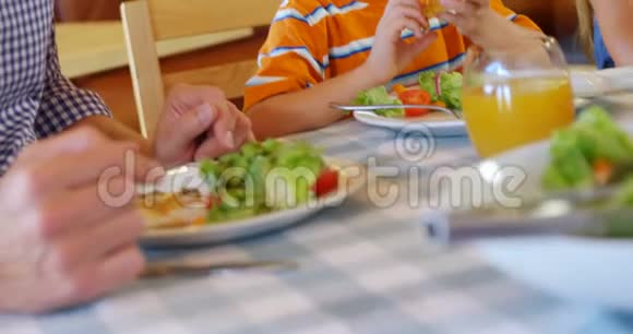 父亲和儿子在4k餐厅吃饭视频的预览图