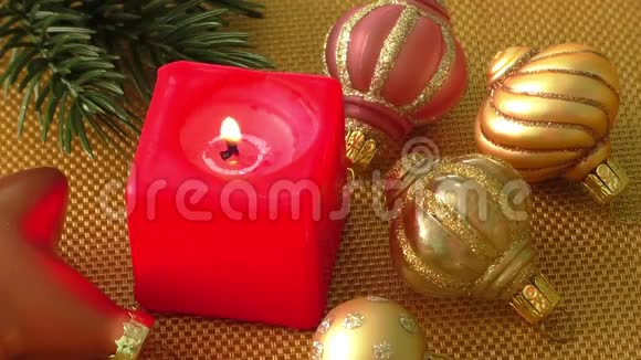 在圣诞环境中点燃蜡烛装饰着季节性装饰视频的预览图