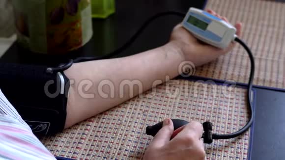 一个女人在家里自我测量血压视频的预览图