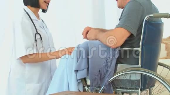 一个护士和他丈夫说话视频的预览图