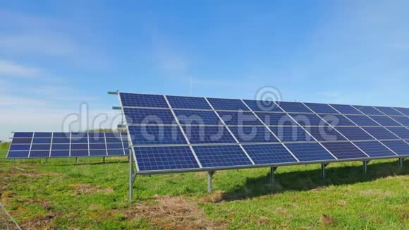 太阳能电池板和农村景观视频的预览图
