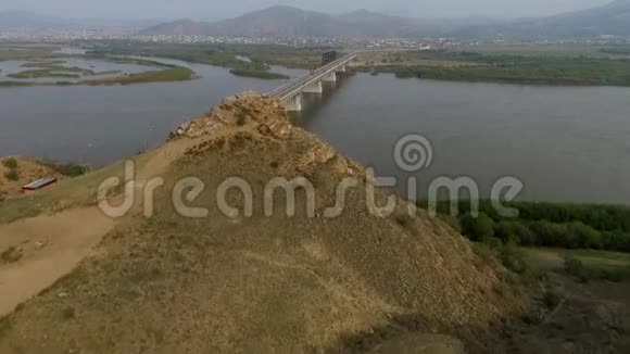 俄罗斯乌兰乌德布里亚蒂亚的塞伦加河上的一座鸟瞰桥视频的预览图