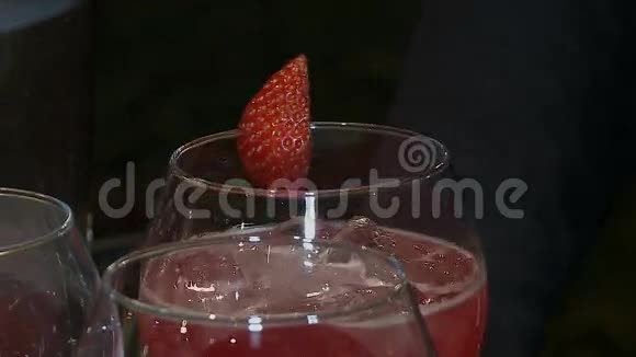 设计师装饰草莓片的玻璃视频的预览图