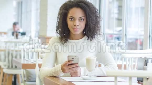 微笑的顾客坐在她的桌子旁视频的预览图