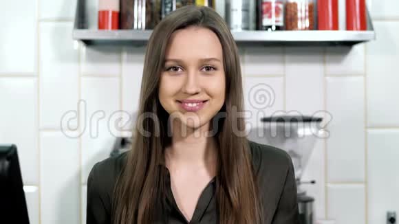 一个微笑的女服务员咖啡店老板视频的预览图