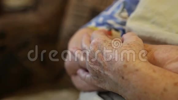 老年妇女的双手视频的预览图