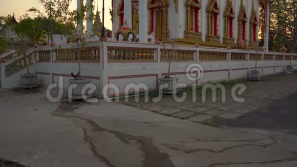 在泰国普吉岛的WatSrisoonthorn寺庙的Stadicam拍摄前往泰国的旅行视频的预览图