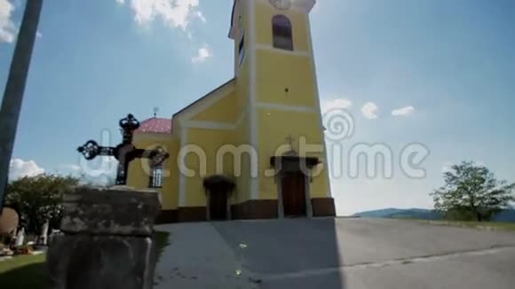 后面有个黄色教堂的铁十字架视频的预览图