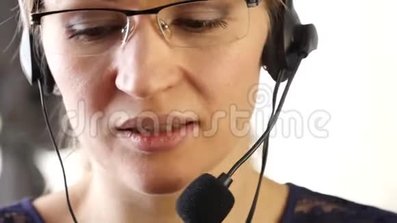 在办公室里用耳机说话的女商人客户服务专业4公里视频的预览图