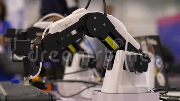 机器人在生产线上工作视频的预览图