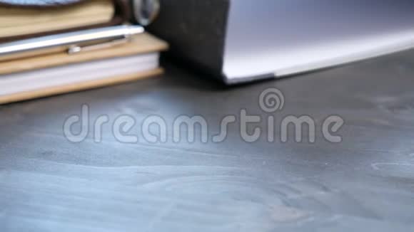 木制桌子上的老式笔记本视频的预览图
