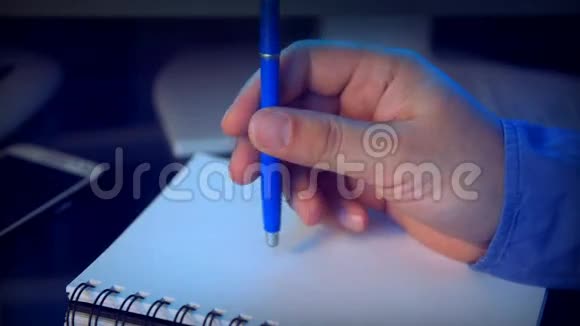 用钢笔写手的特写视频的预览图