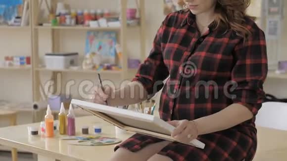 年轻孕妇在艺术工作室画画健康快乐的生活理念视频的预览图