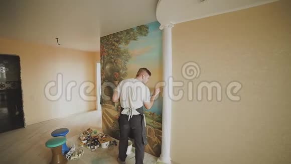 专业艺术家在公寓的墙上画了一幅画视频的预览图