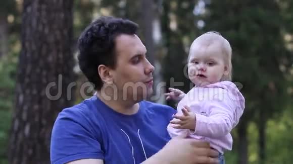 年轻的帅哥亲吻他可爱的小女儿视频的预览图